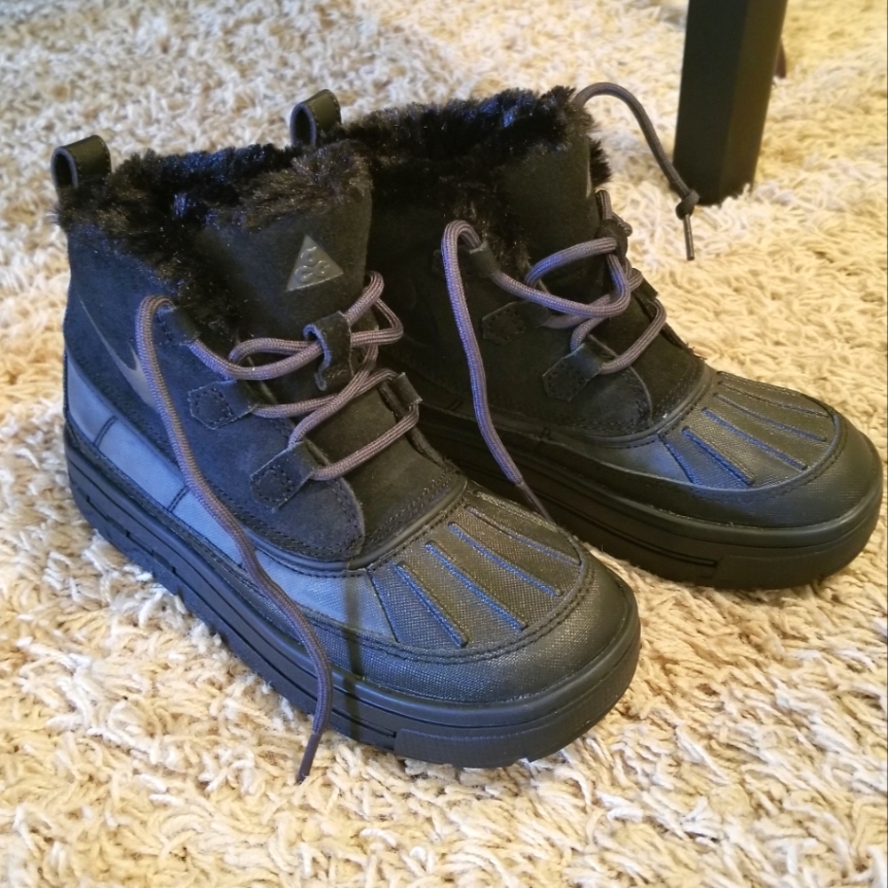 NWOT Nike Big Kids Woodside Chukka 2 Boots